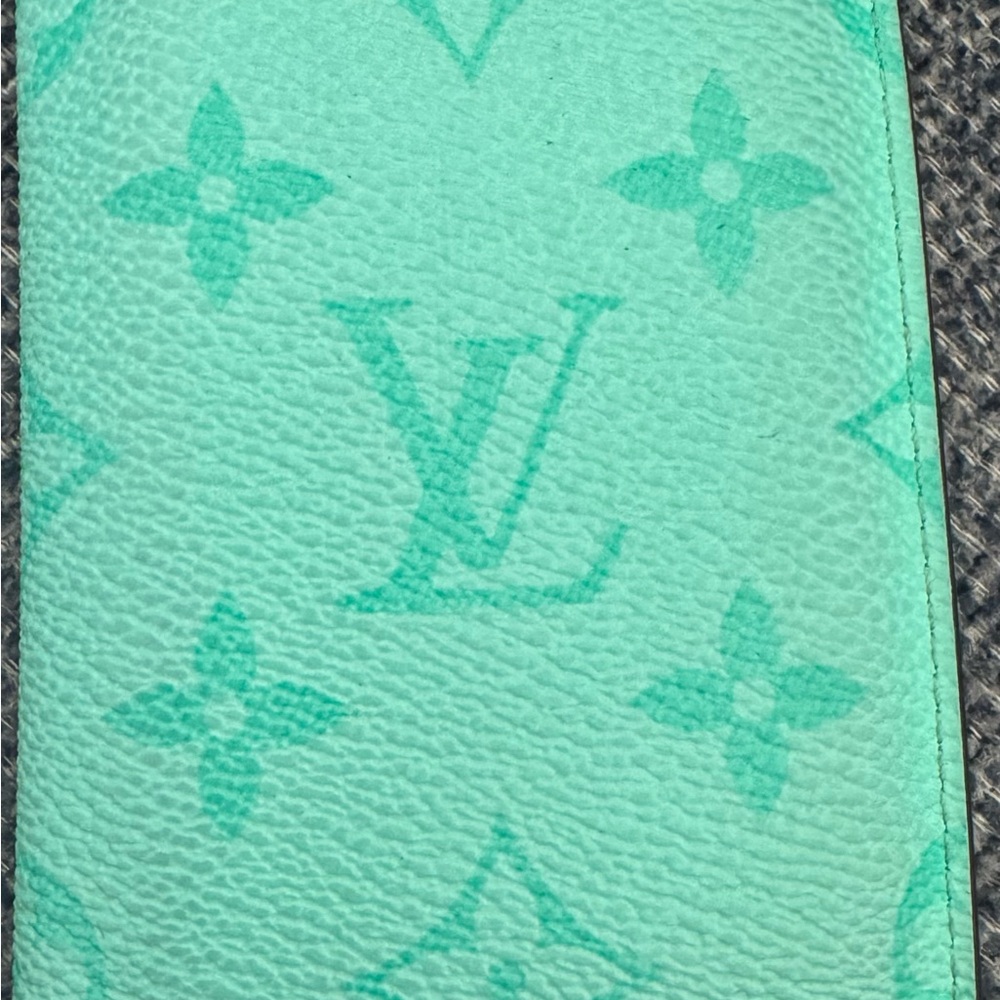 Louis Vuitton Taiga Taigarama Miami
Green Monogram Logo Pocket
Organizer Wallet